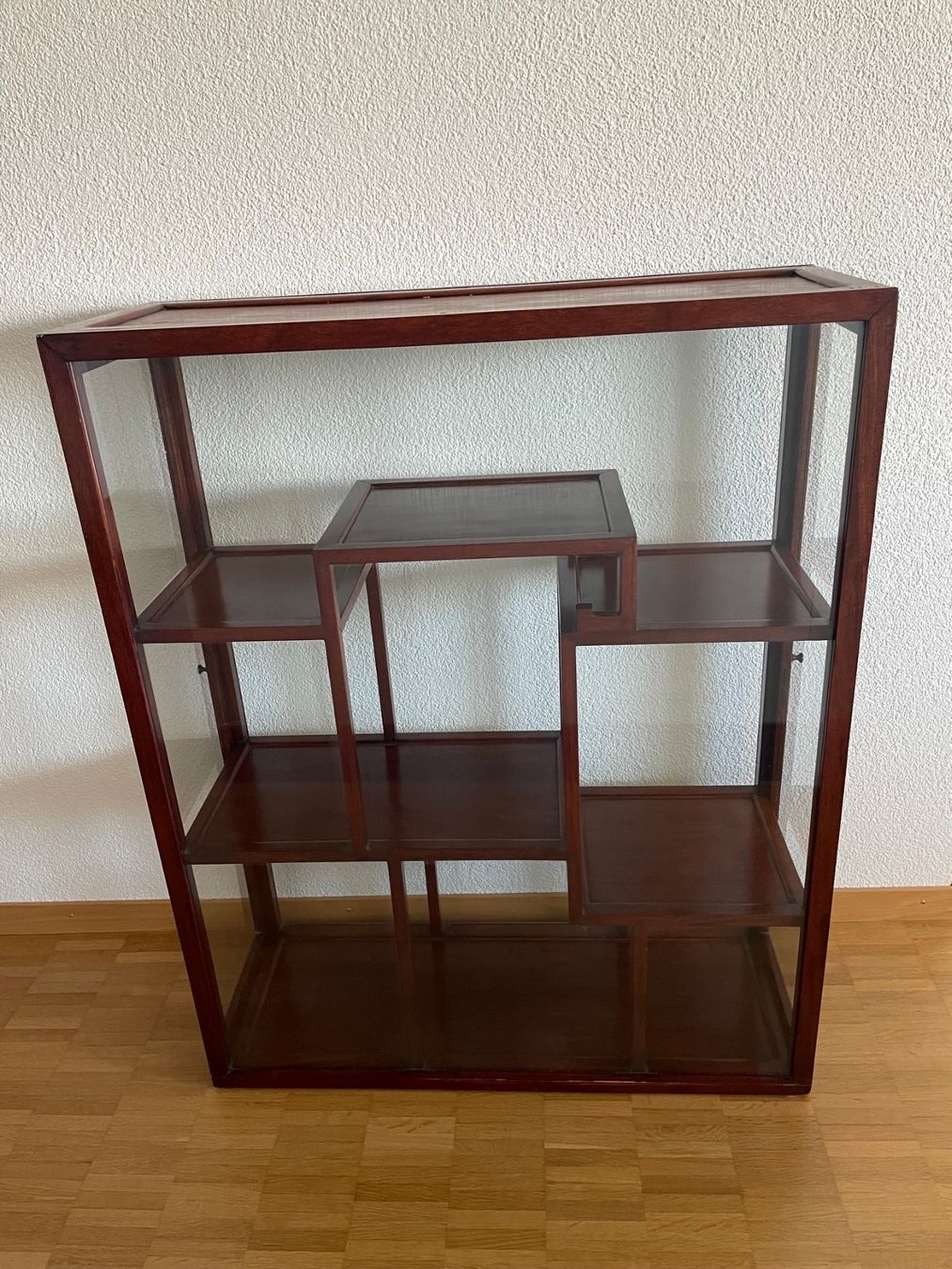 Vitrinen: Moderne Vitrine im chinesischen Stil – Gebraucht aus Bern von curtius01