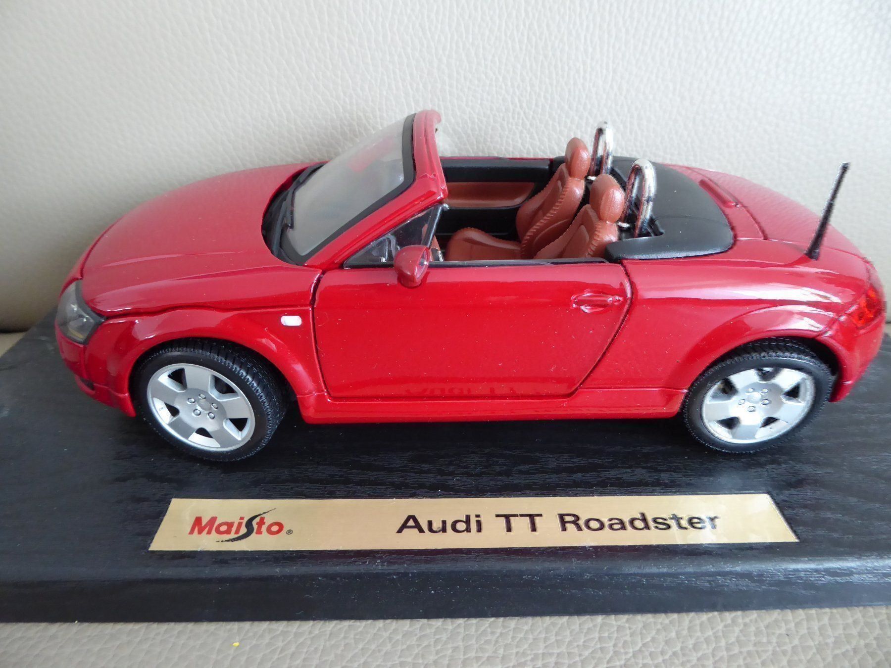 Audi Modellautos: Audi TT Roadster 1:18 – Neu (gemäss Beschreibung) aus Hettlingen von Zambole
