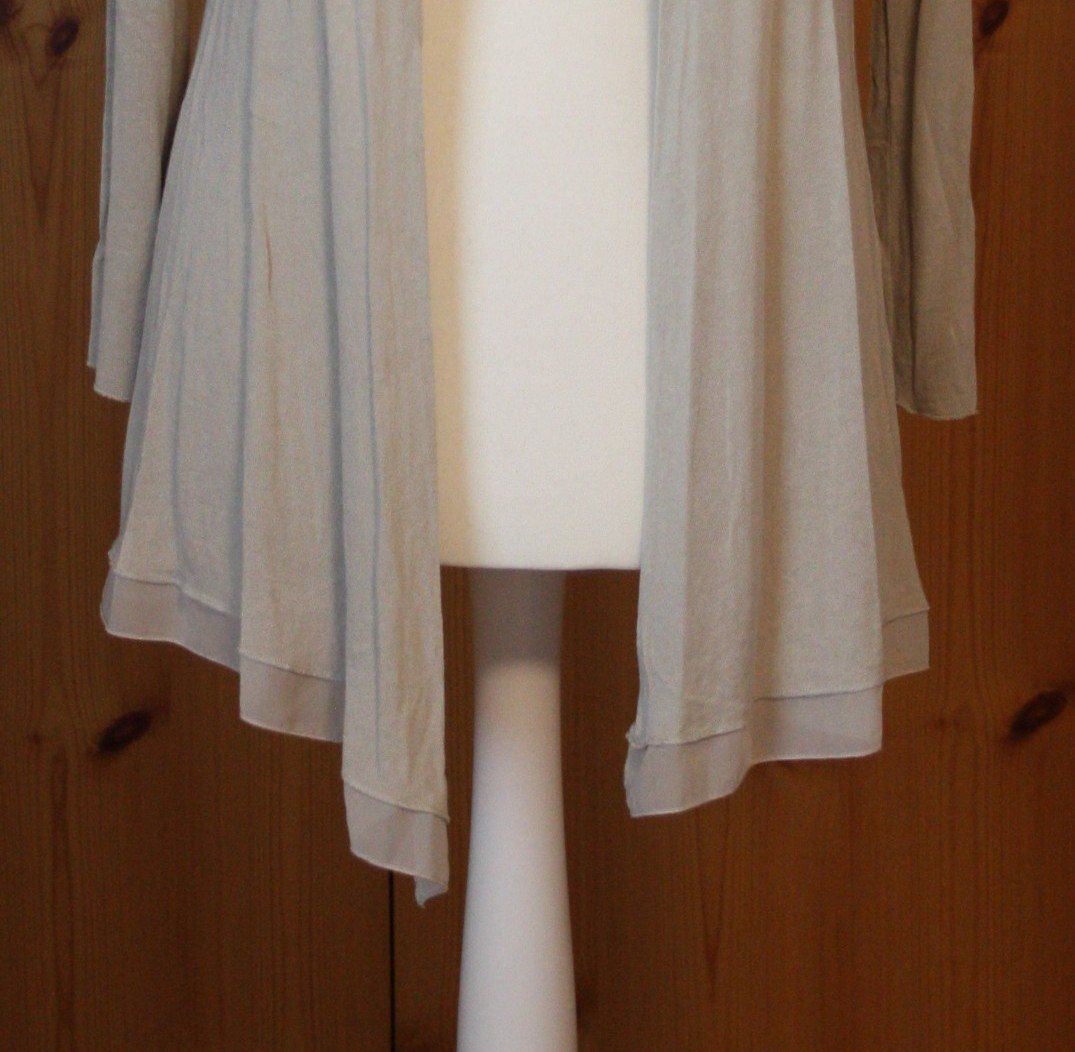 Giacche: Strick - Jacke mit Voile-Saum beige Gr. L – Usato da Flüelen venduto da Diversicum-Textil 4