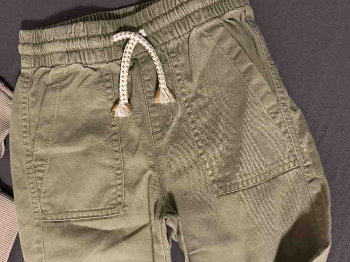 Lotti & Set di vestiti: Ensemble pantalon et pull pour garçon taille 98 – Usato da La Chaux-de-Fonds venduto da Sabinchenn 1