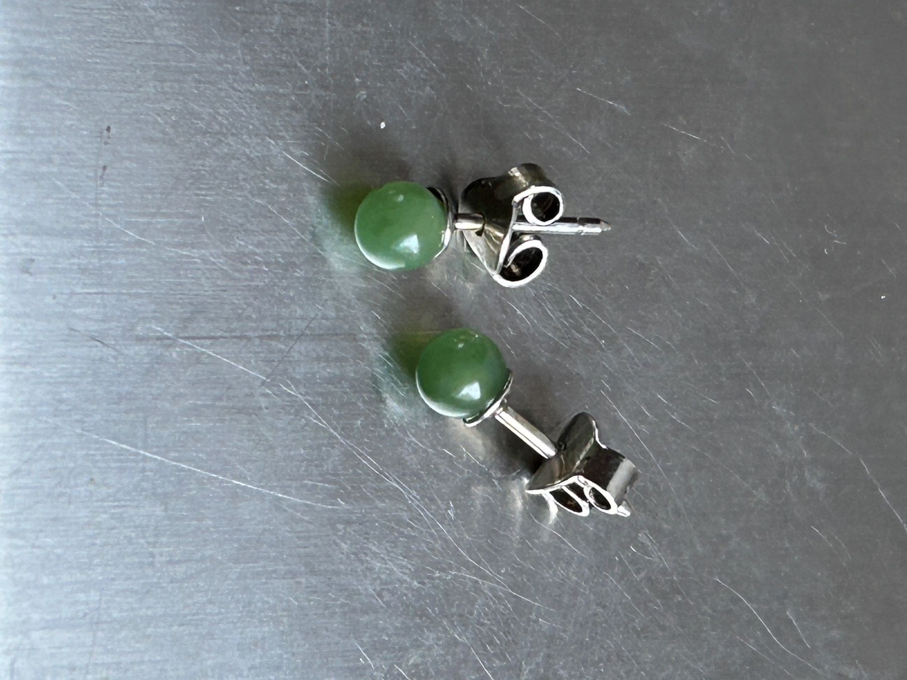 Ohrringe & -stecker: Ohrenstecker mit hellgrünem Stein, eventuell JADE – Gebraucht aus Dittingen von Bellevista