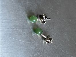 Ohrenstecker mit hellgrünem Stein, eventuell JADE