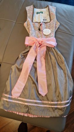 Dirndl mit Bluse, Grösse 34 , neu mit Etikette, nie getragen