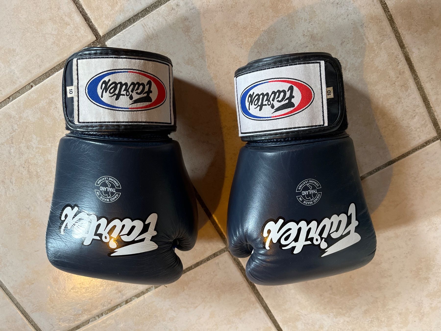 Fairtex Guanti & manicotti: Gants de boxe Fairtex – Usato da Château d'Oex venduto da cla_7tch