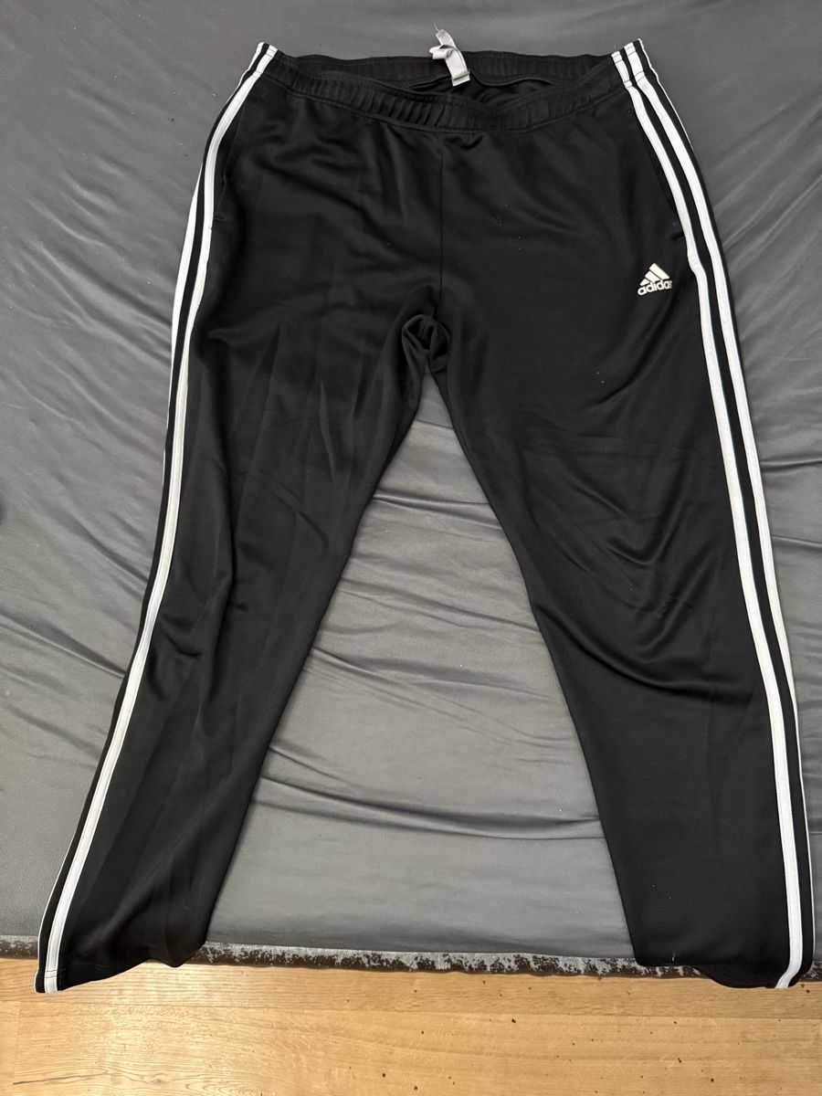 Adidas Hosen: Adidas Jogger XXL – Gebraucht aus Domat/Ems von kik_8btw