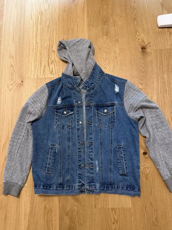 Jeansjacke mit Kapuze blau grau Ärmel aus Sweatstoff