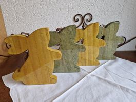 Vier Hasen Holz emailliert mit Band 15x 13cm