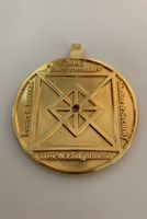 Goldener Horus Energie Pyramiden Anhänger mit Rubin