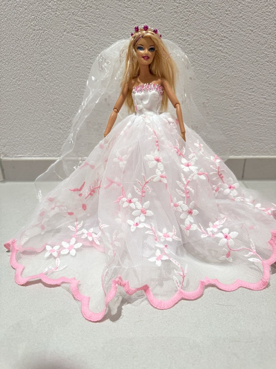 Poupées: Barbie mit Kleid – D'occasion à Zufikon par PQP 2