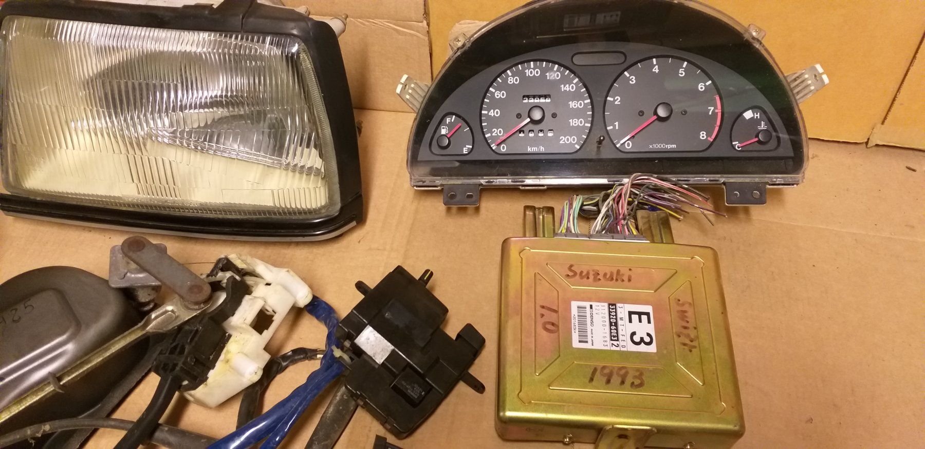 Suzuki Tutti pezzi di ricambio auto: SUZUKI SWIFT   OLDTIMER  DIVERSES PIECES  /  DIV. TEILE – Usato da cortébert venduto da rlv 7