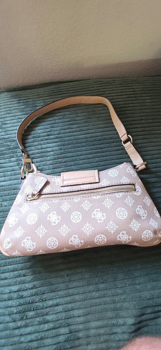 Guess Borse da donna: Sac à main Guess (PG812920) – Nuovo e nell'imballaggio originale da La Sarraz venduto da Torog666 1