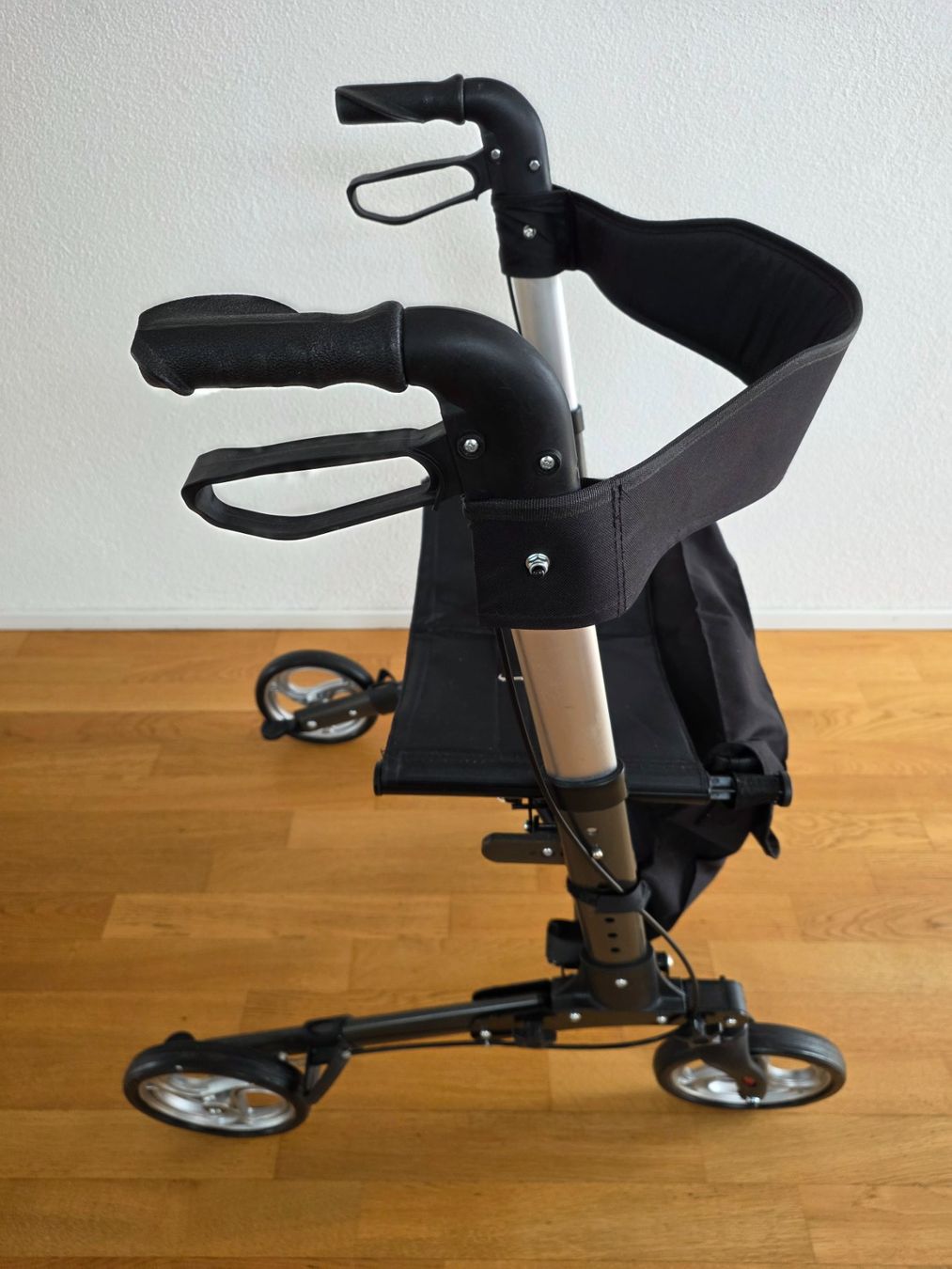 Ausili per la deambulazione: Rollator In/Out Door – Usato da Lostorf venduto da Cellos 2