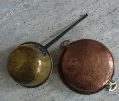 ++Zwei alte Metallgefässe zum aufhängen