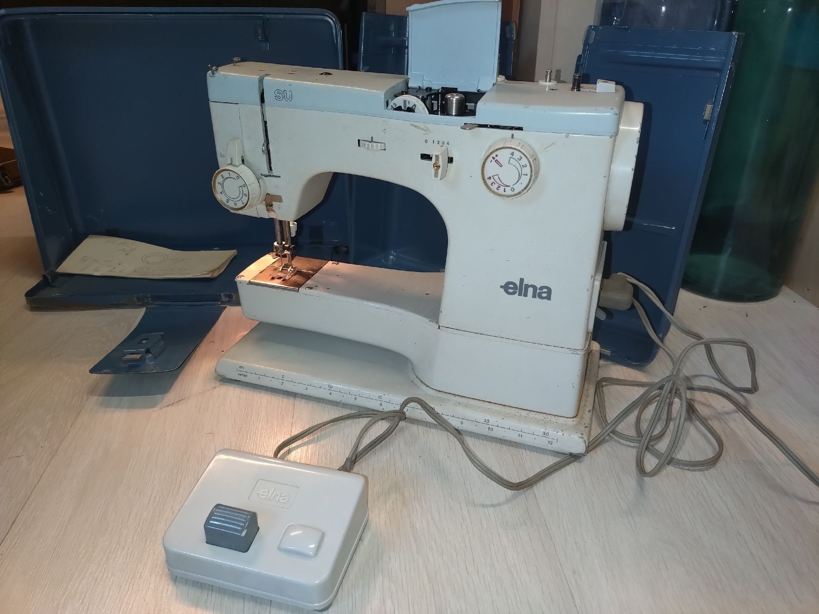 Elna Machines à coudre: Machine à coudre Elna SU avec mallette – Défectueux à Farvagny-le-Grand par LaCaverne