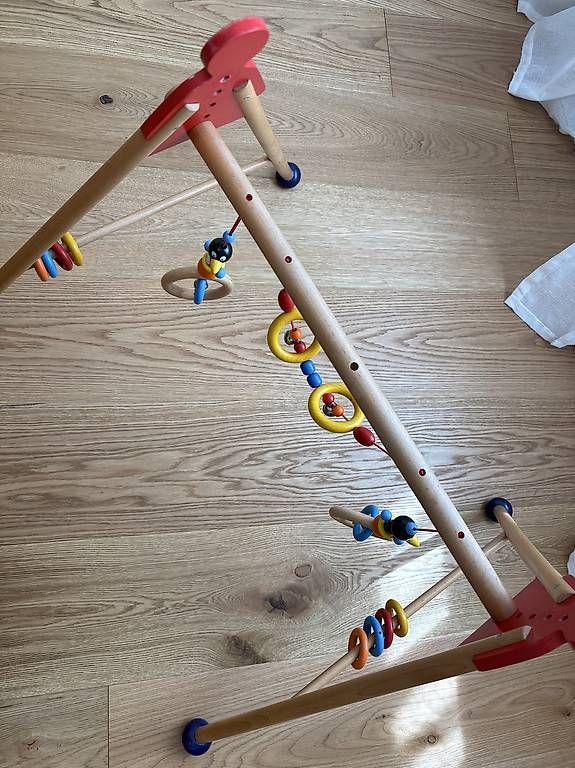Tapis de jeu: Baby Spielbogen Holz  – D'occasion à Detligen par lor_gw8v 1
