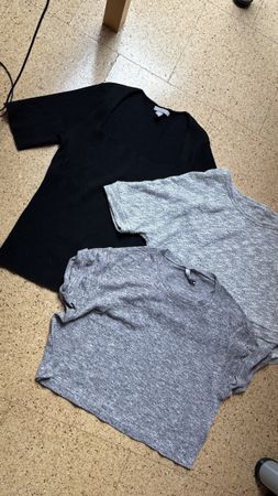 Kleiderpaket: drei gestrickte T-Shirts