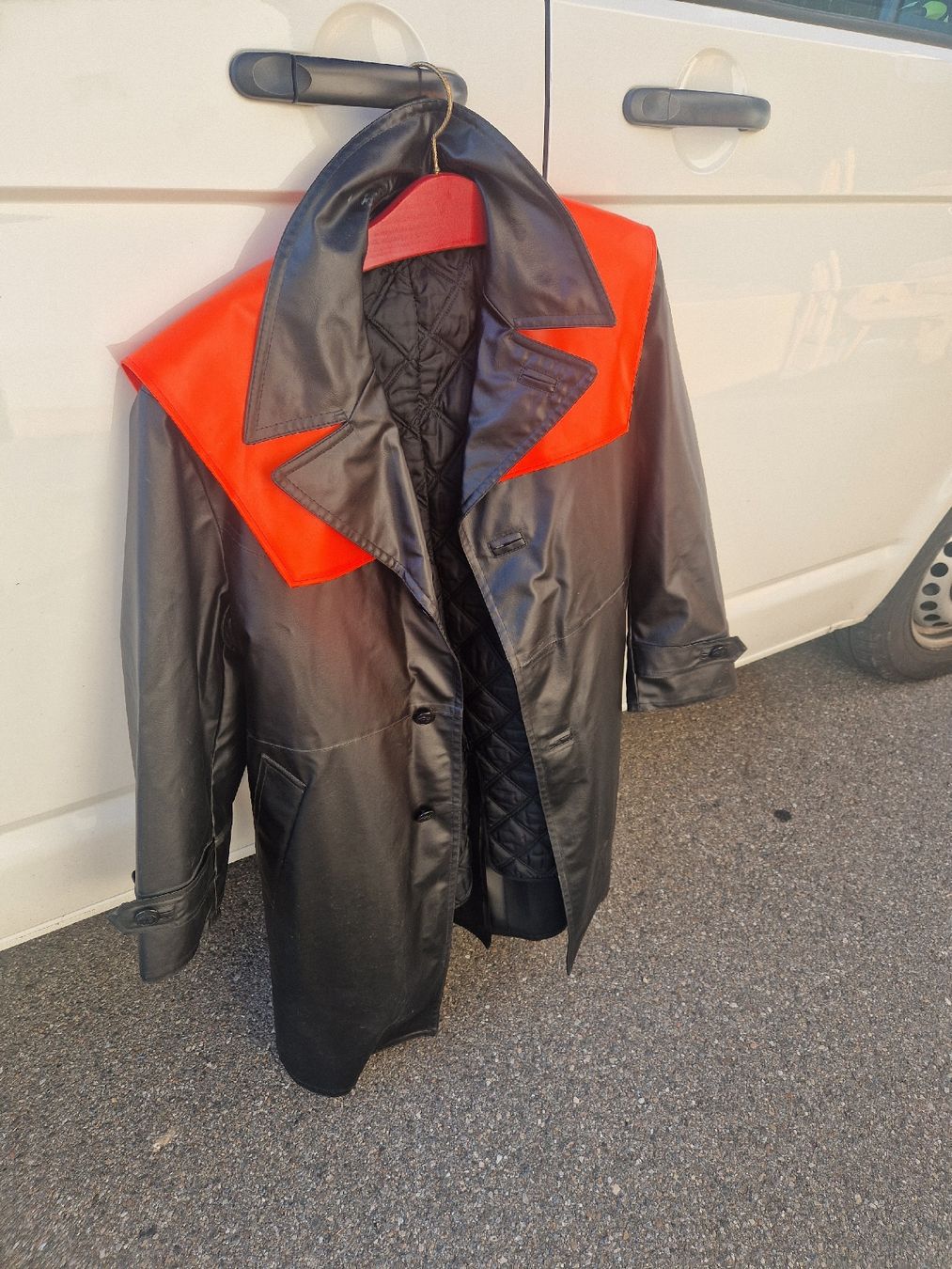 Cappotti: Polizeimantel schwarz orange mit Steppfutter Grösse 48 – Usato da Mörigen venduto da Clio111