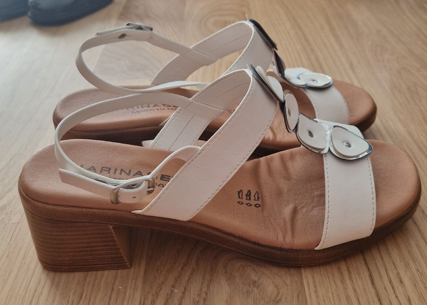 Damenschuhe: Weisse Sandalen Gr. 41 – Gebraucht aus Schaffhausen von amb_v2xm 1