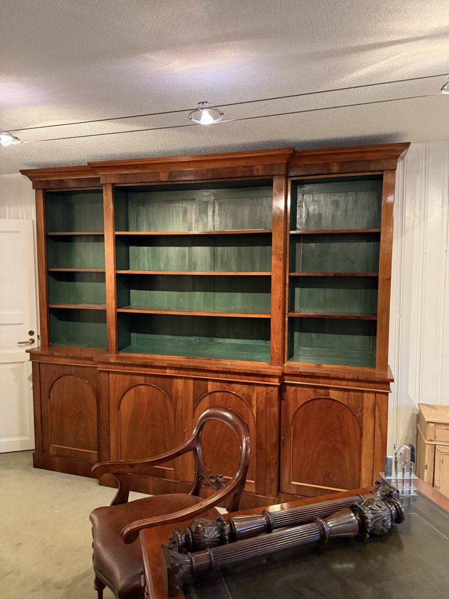 Regale: Bereakfront, open Bookcase Mahagoni viktorianisch um 1850 – Gebraucht aus Wettingen von NickInc
