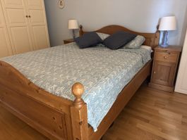 Ensemble Lit 160x200 bois massif, chevet et lampes