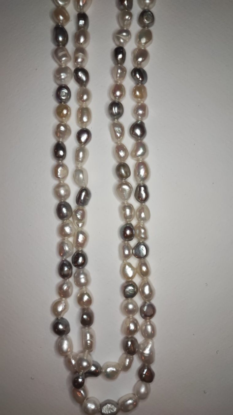 Ketten: Elegante Perlenkette, weiss & grau, sehr lang – Neu und originalverpackt aus Gstaad von Kunst1996 9