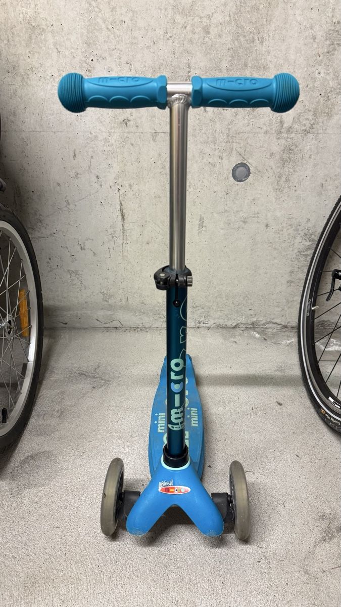 Micro Kickboard: Micro mini mit Helm (48-53cm) – D'occasion à Lachen SZ par Thagismo999