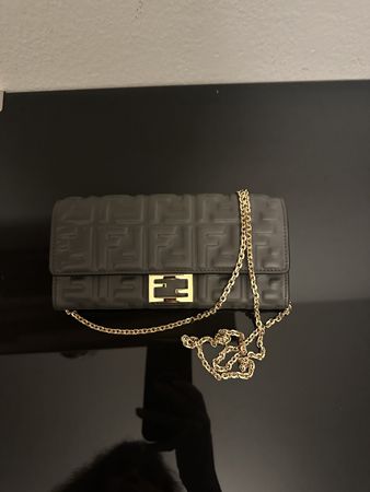 FENDI Walet on a chain grau Damen neuwertig