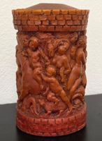 Wachskerzen-Turm mit Mythologie-Darstellung