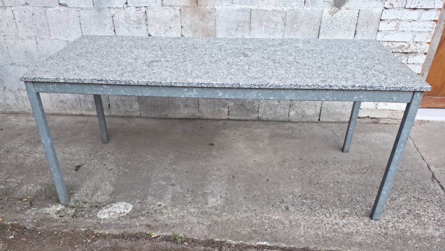 Tavoli: Granittisch / Gartentisch – Usato da Etzgen venduto da VierRingeA6 2