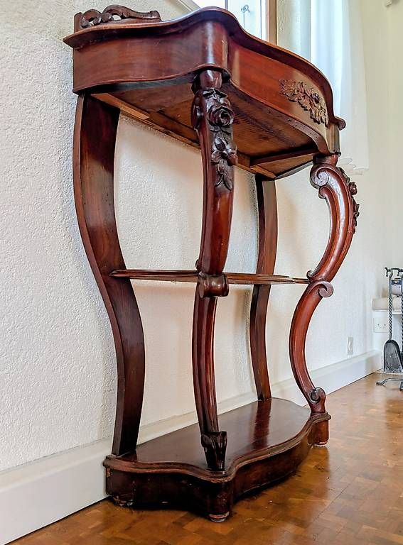 Cassettiere: Superbe console d'entrée ancienne en bois sculpté – Usato da Denges venduto da jon_6ccw 1
