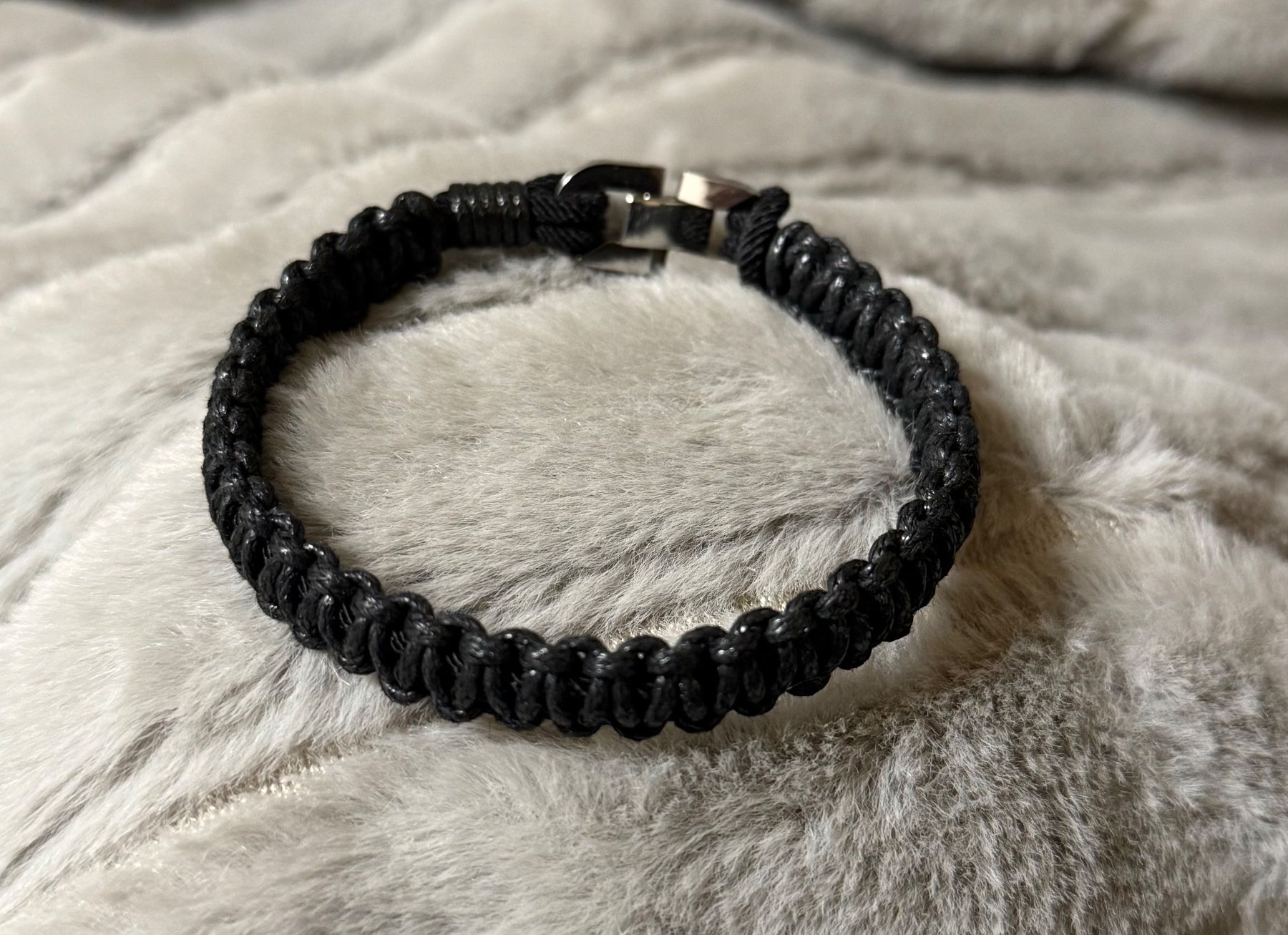 Armbänder & -reifen: Schwarzes geflochtenes Armband – Neu und originalverpackt aus Embrach von thi_jb9q 1