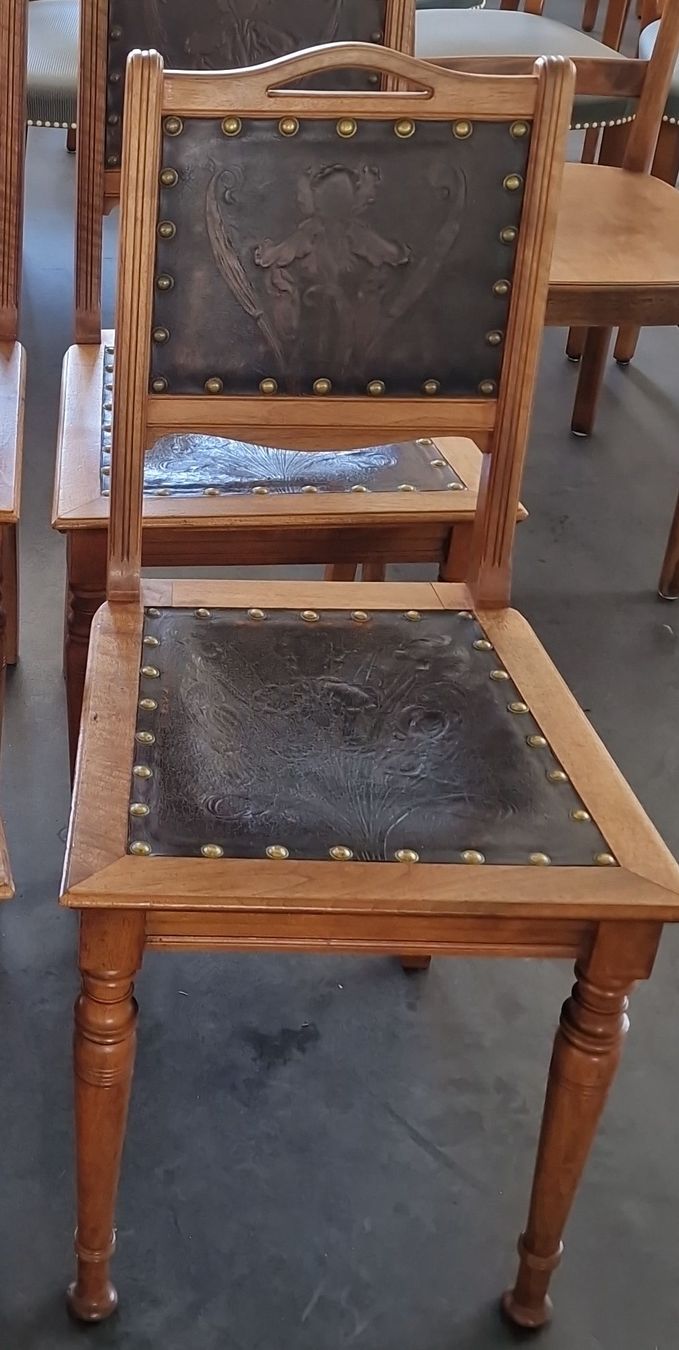 Sedie: Rustikaler Holzstuhl mit Leder Sitzfläche, gebraucht – Usato da Tübach venduto da bau_tr27