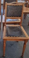 Rustikaler Holzstuhl mit Leder Sitzfläche, gebraucht