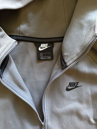 Nike Tech Fleece Hoodie - Size L - Perfect for Chilly Autumn