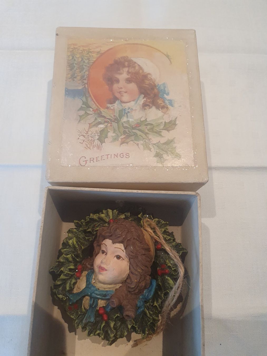 Tutte le decorazioni: Nostalgischer Christbaumschmuck, Mädchenkopf im Kranz – Nuovo e nell'imballaggio originale da Reinach venduto da 3Guggerli