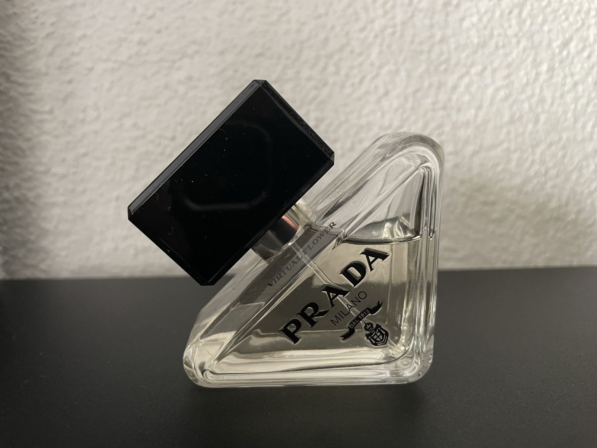 Prada Parfums & Eau de Toilette: PRADA Eau de Parfum Virtual Flower Flakon mit Deckel – D'occasion à Balgach par mil_lzt5