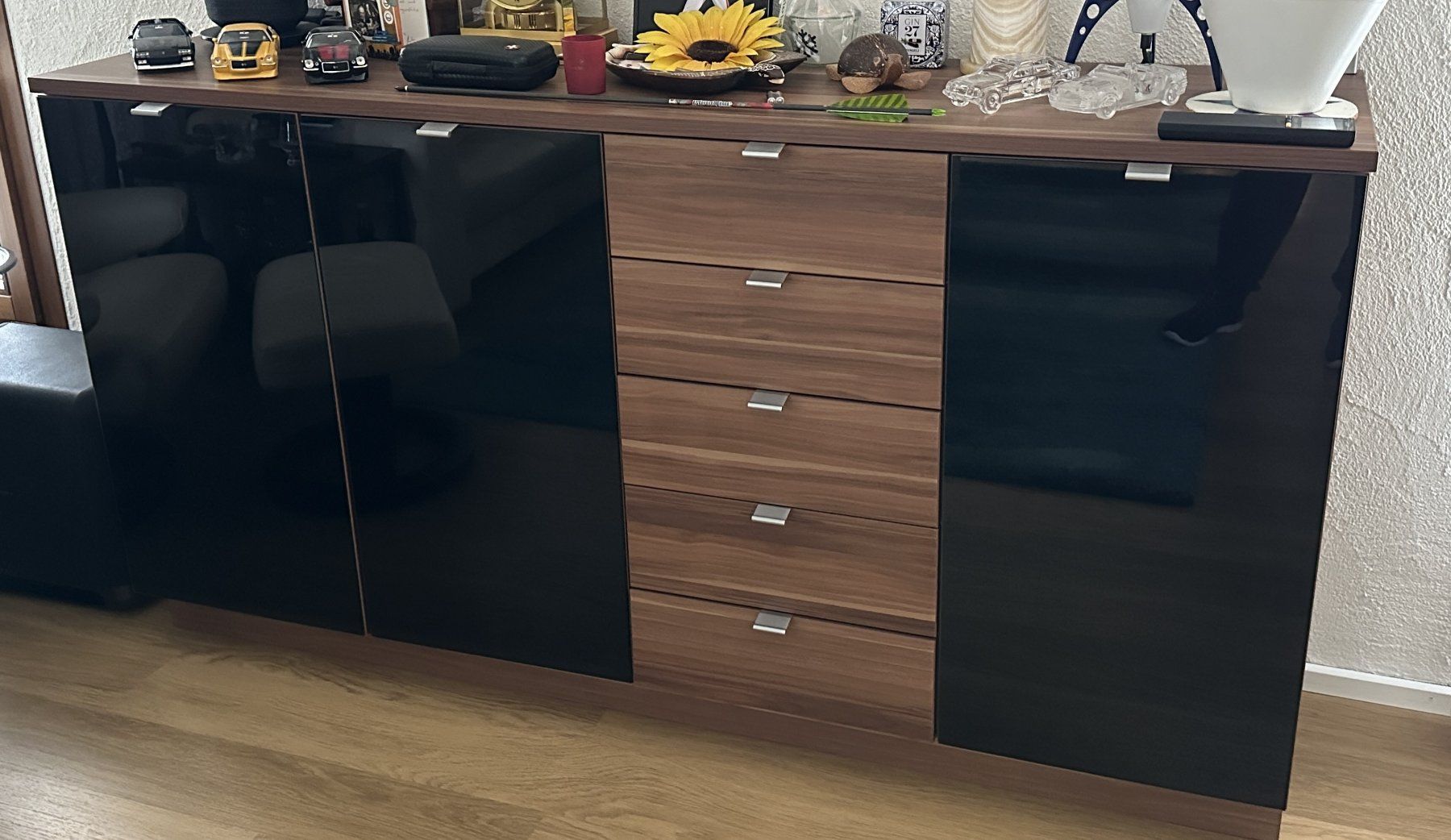 Kommoden: Sideboard «Nussbaum» mit schwarzer Glasfront – Gebraucht aus Gisikon von Jabuso