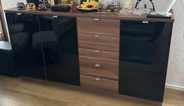 Sideboard «Nussbaum» mit schwarzer Glasfront