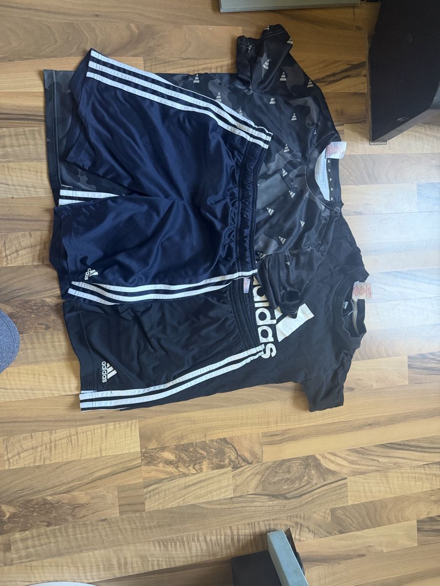Adidas Lotti & Set di vestiti: Adidas Bundle: 2 Turnhosen 2 T-Shirt – Usato da Lenzburg venduto da Stone07 3