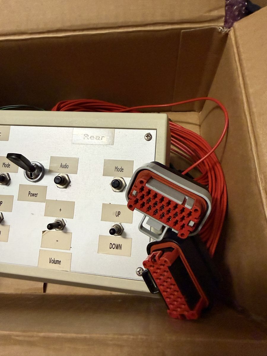 Composants électroniques: Bedienpanel Audio Steuerung mit Kabelbaum gebraucht – D'occasion à Oensingen par aziri123 1