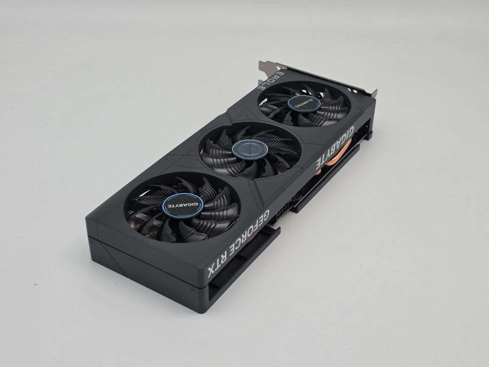 Gigabyte Schede grafiche: Gigabyte GeForce RTX 4060 8GB EAGLE OC – Nuovo (secondo la descrizione) da La Tour-de-Trême venduto da Signalis 2