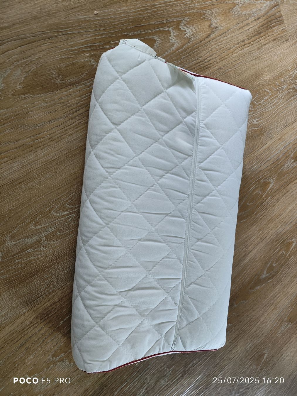 Kissen: Memory Foam-Kissen with Cover mit Abdeckung – Gebraucht aus Winterthur von Ajcps