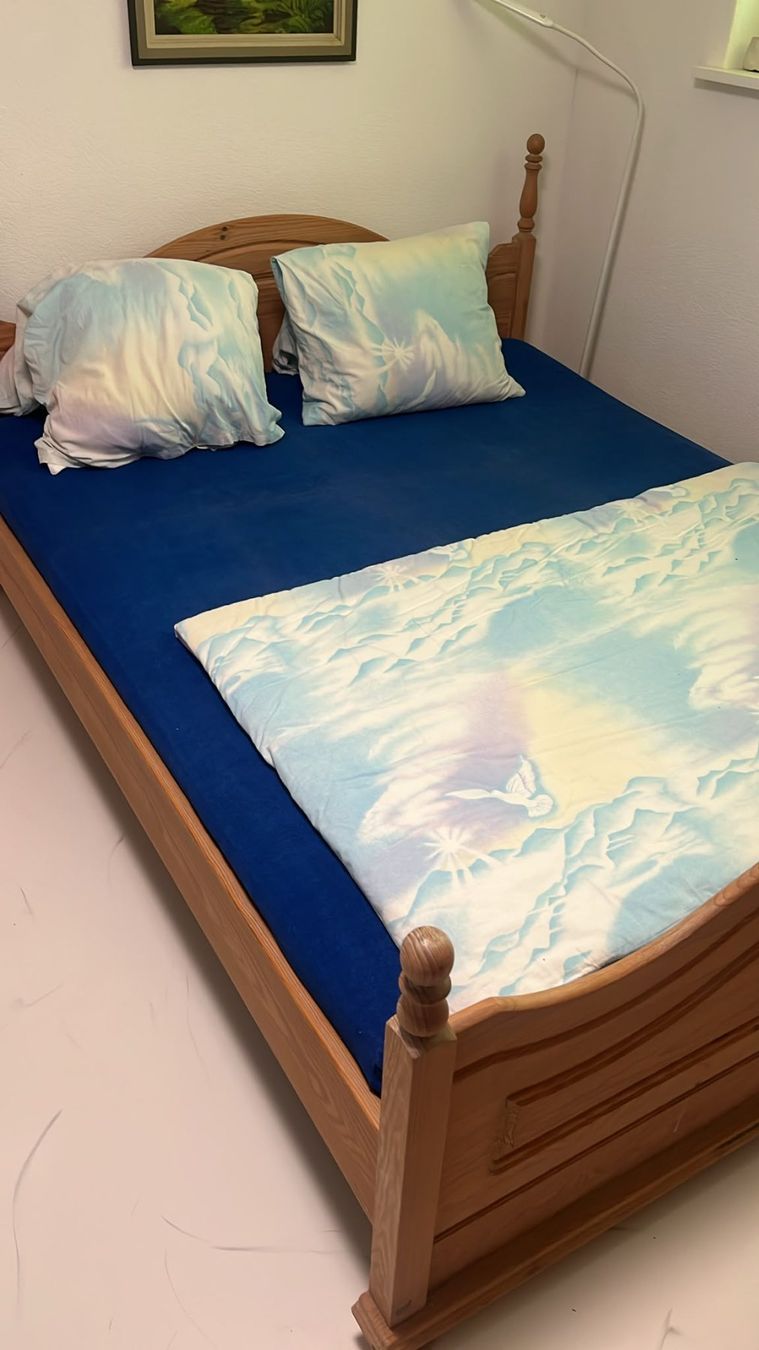 Lits: Gut erhaltenes Bett aus Holz – D'occasion à Neukirch (Egnach) par daru74