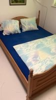 Gut erhaltenes Bett aus Holz