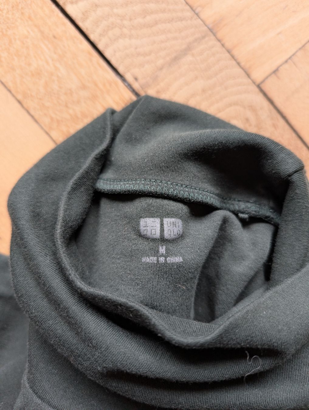 Uniqlo Maglioni & Felpe: Uniqlo Grüner Rollkragen Pullover Grösse M – Usato da Zürich venduto da Hedkandi 2
