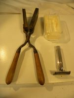 Alte Haarbrennschere und alter Rasierer Emir mit Plastikbox