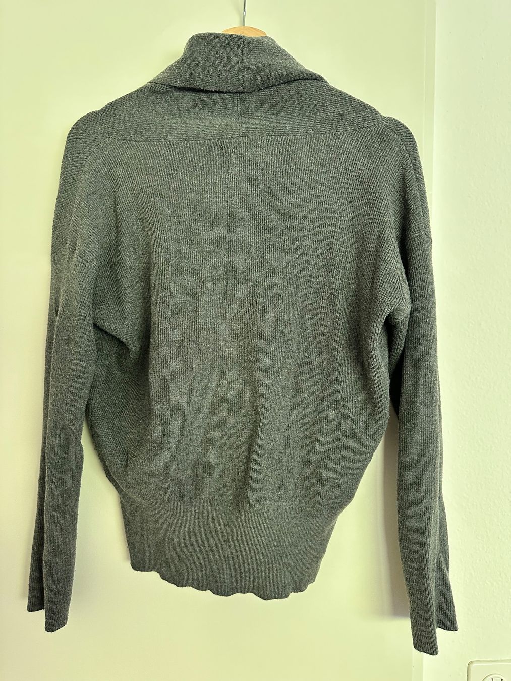 Mango Maglioni & Felpe: Mango grauer Wickelpullover aus Wollmischung, Größe M – Usato da Adliswil venduto da kik_9xns 1