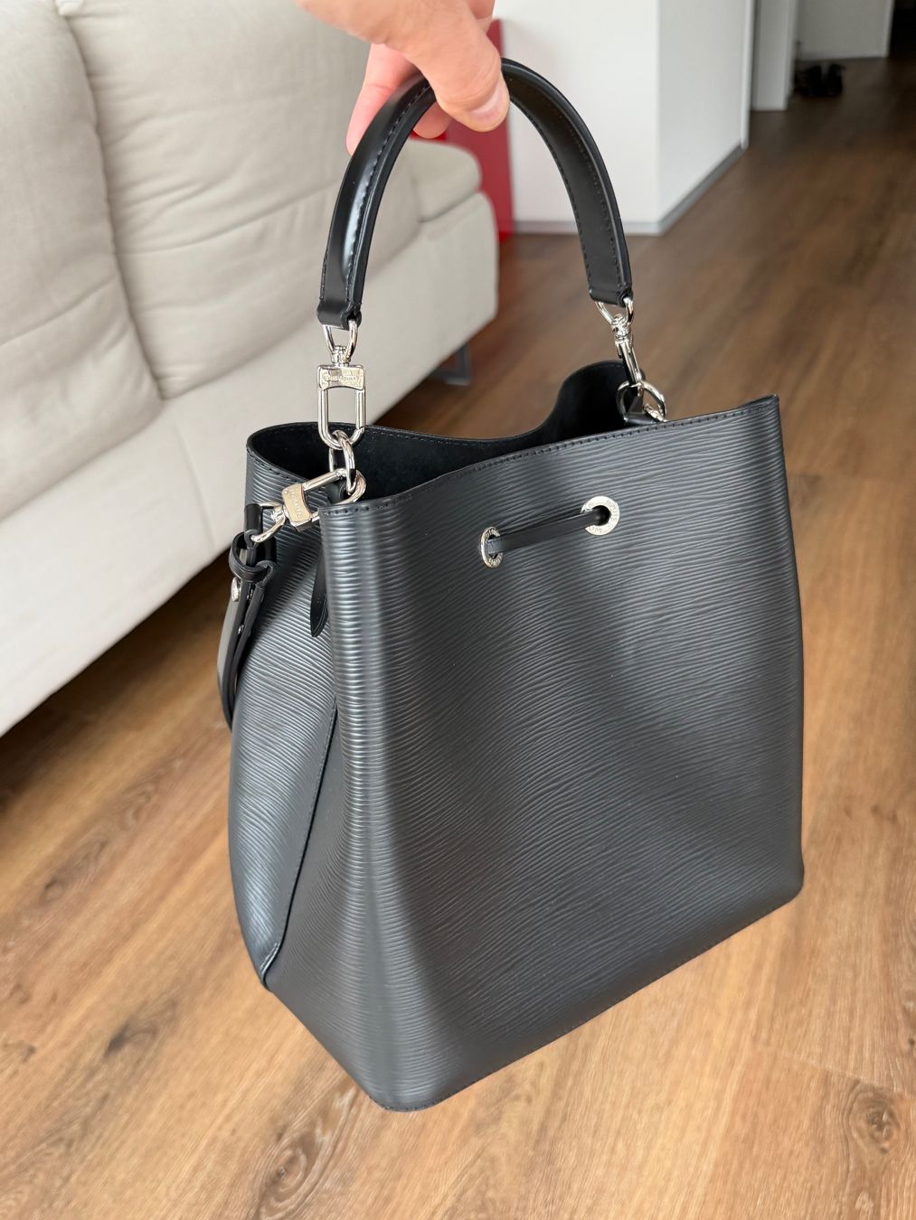 Louis Vuitton Taschen für Damen: Wunderschöne LOUIS VUITTON NéoNoé MM Tasche schwarz – Neu (gemäss Beschreibung) aus Winkel von betterade 2