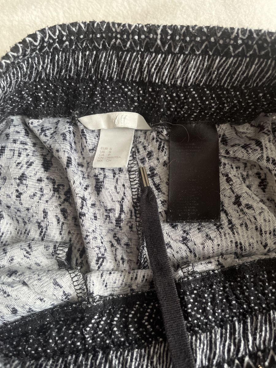 H&M Pantaloni: Jogging noir à motifs H&M – Usato da Le Locle venduto da Mayd_h 1