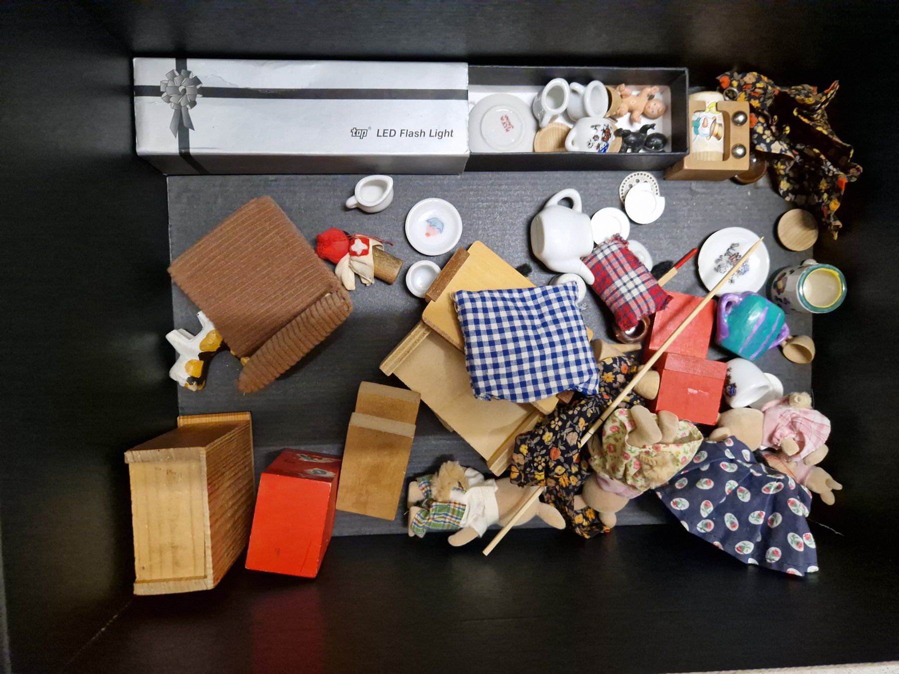 Case e mobili per bambole: Antike Möbel und Figürchen für Bäbistube Puppenstube – Usato da Zürich venduto da Milarit1 5
